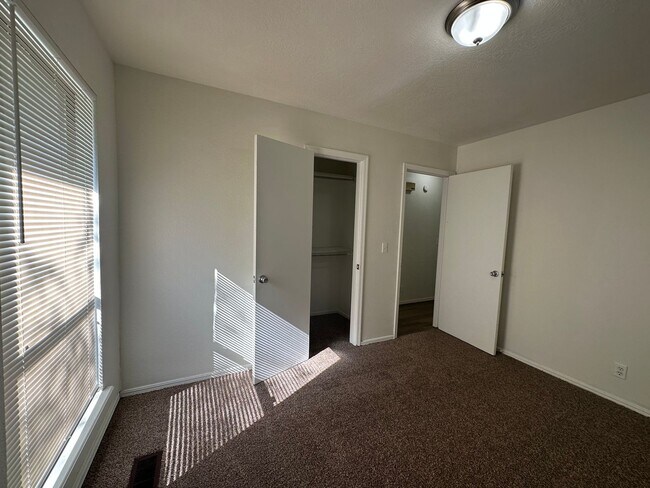 Building Photo - 2 Bed 2 Bath duplex on 10th and Council