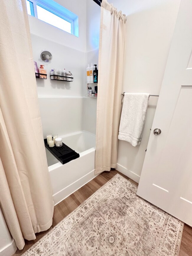 Building Photo - Modern & Spacious 3-Bed, 2-Bath in Saratog...