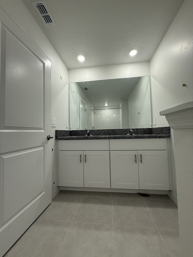 Building Photo - Angeline Townhome