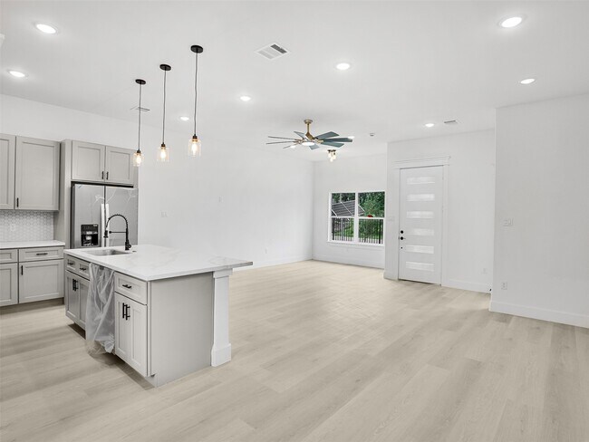 Building Photo - 4111 E Toliver St