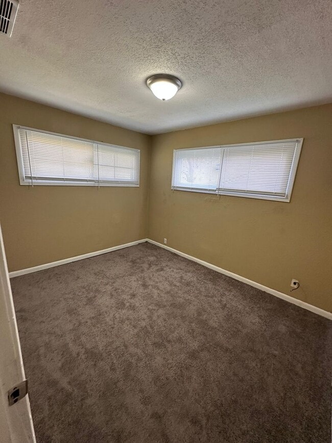 Building Photo - 4 bedroom 1 bath