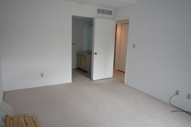 Building Photo - Remodeled condo available for July!