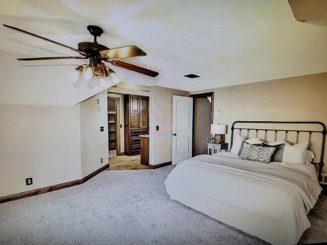 Building Photo - 3 Bed  2 1/2 Bath