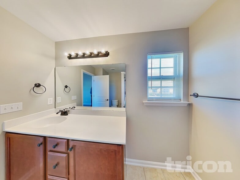 Building Photo - 651 Braekel Way