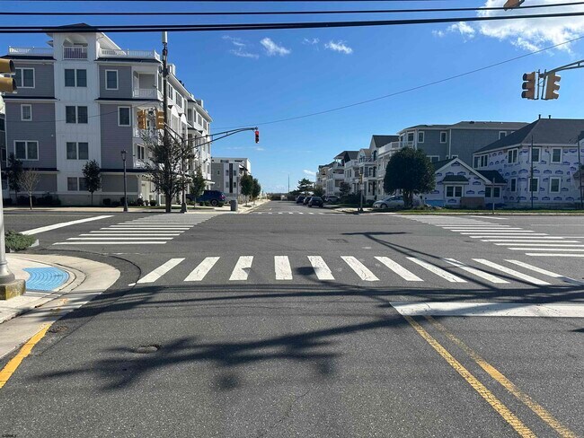 Building Photo - 25 S Surrey Ave