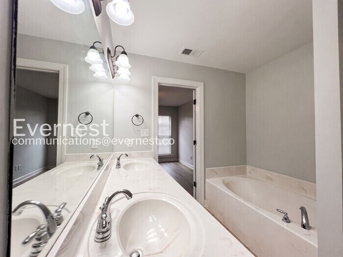 Building Photo - 8843 Smith Ranch Dr