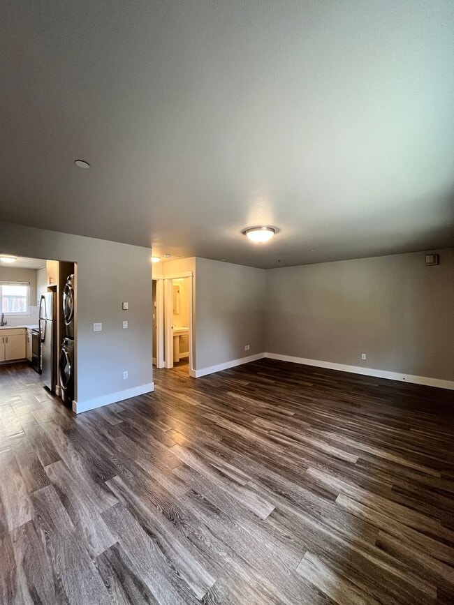 Building Photo - Modern 2-Bedroom! In-Unit Washer & Dryer, Covered Patio & Pet Friendly!