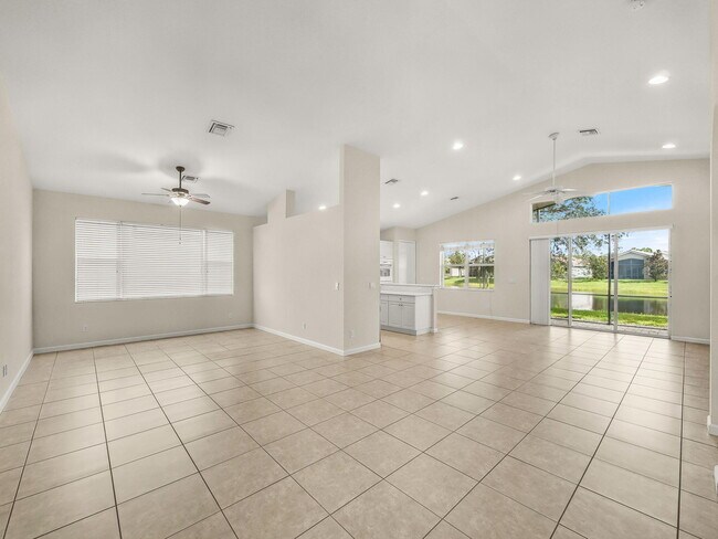 Building Photo - 1863 SW Jamesport Dr