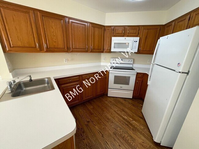 Building Photo - 2105 Kings Garden Way