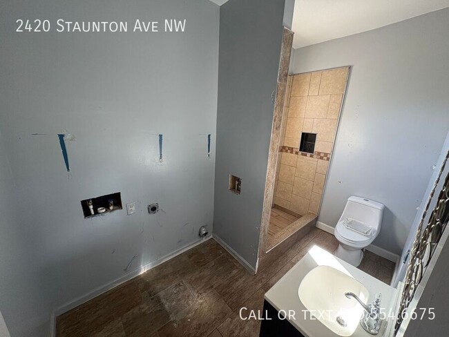 Building Photo - 4 Bed 2 Bath House off Orange Ave! (EXCUSE...