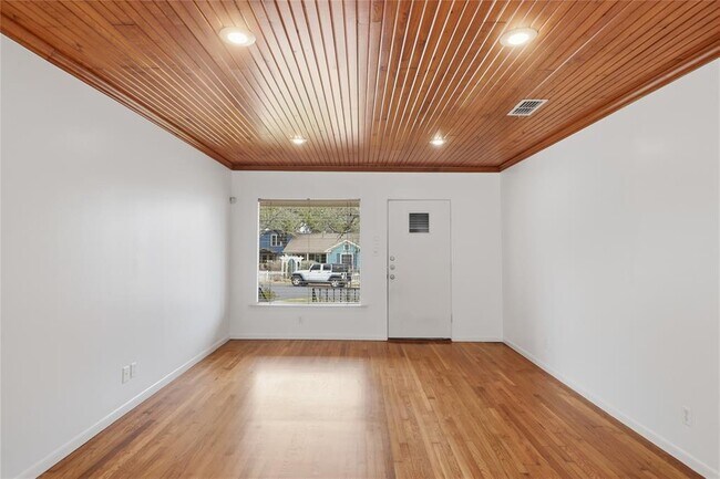 Building Photo - 2007 Montclaire St