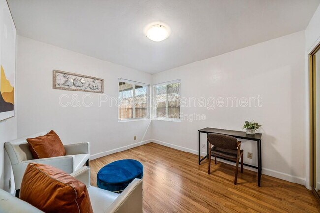 Building Photo - 582 Newton St