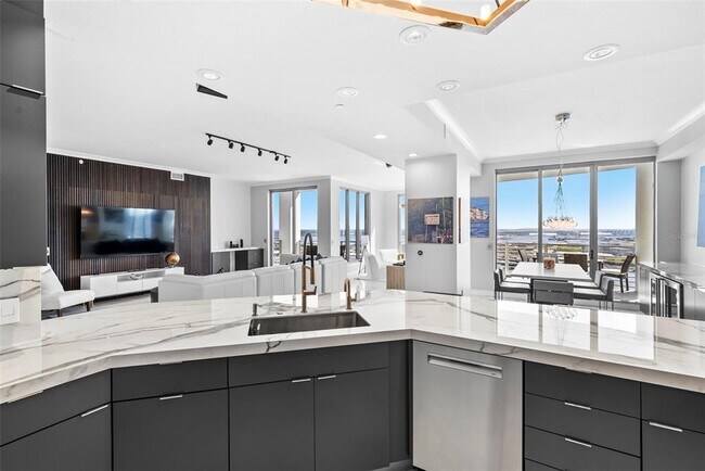 Building Photo - 449 S 12th St