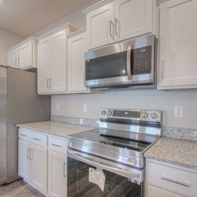 Building Photo - Upgraded, Luxury Townhouse