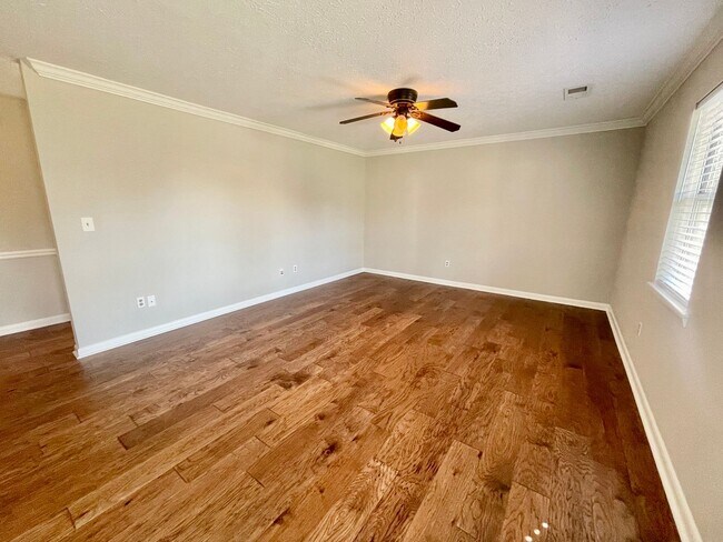 Building Photo - Lovely home east of Athens! Fenced back yard!