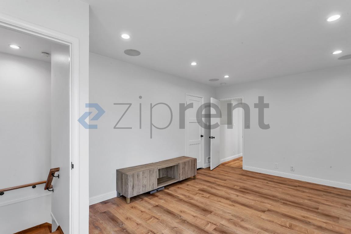 Building Photo - Unit