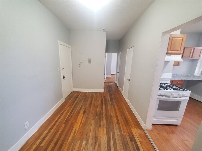 Building Photo - 10 Abbotsford St