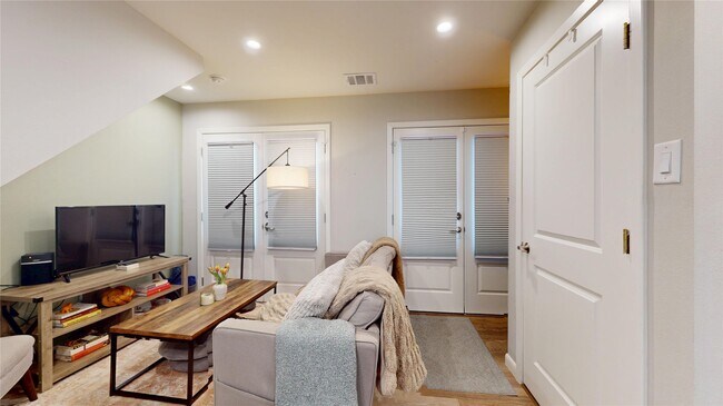 Building Photo - 1410 Hyde Park Blvd