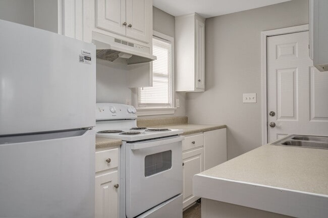 Building Photo - 2 Bedroom House - Coming Soon!