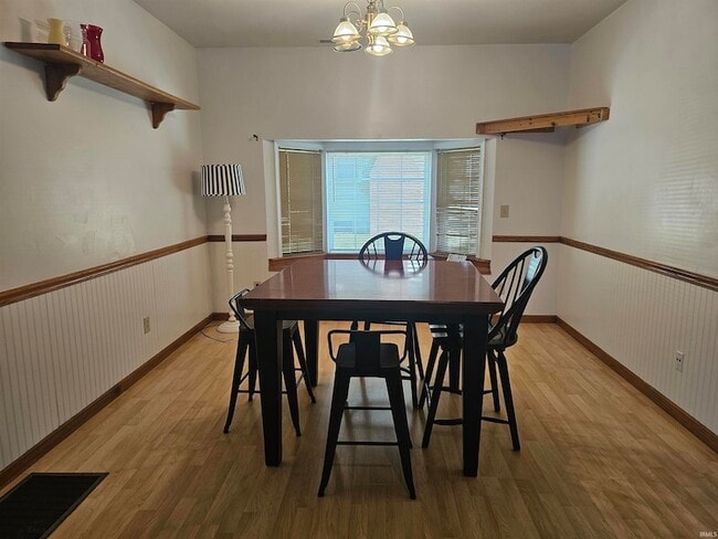 Building Photo - 405 E 15th St