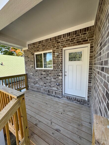 Building Photo - 528 N Elder Ave