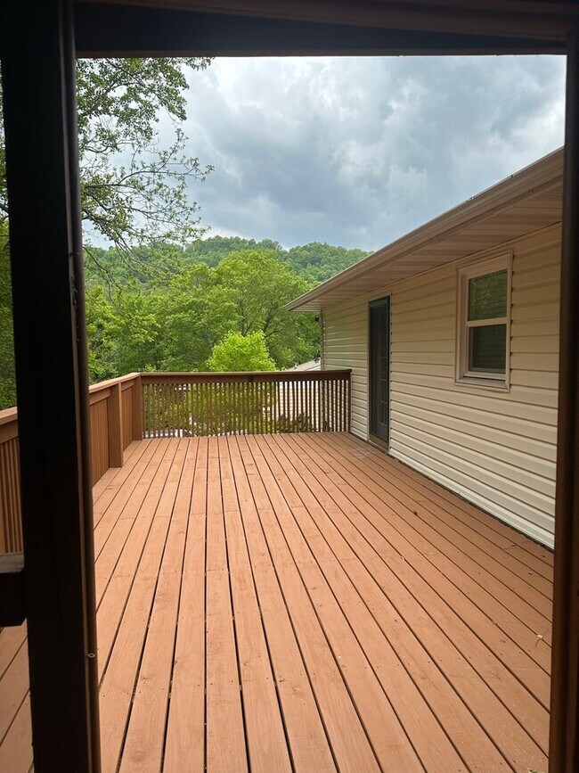 Building Photo - 11 Mountainbrook Rd