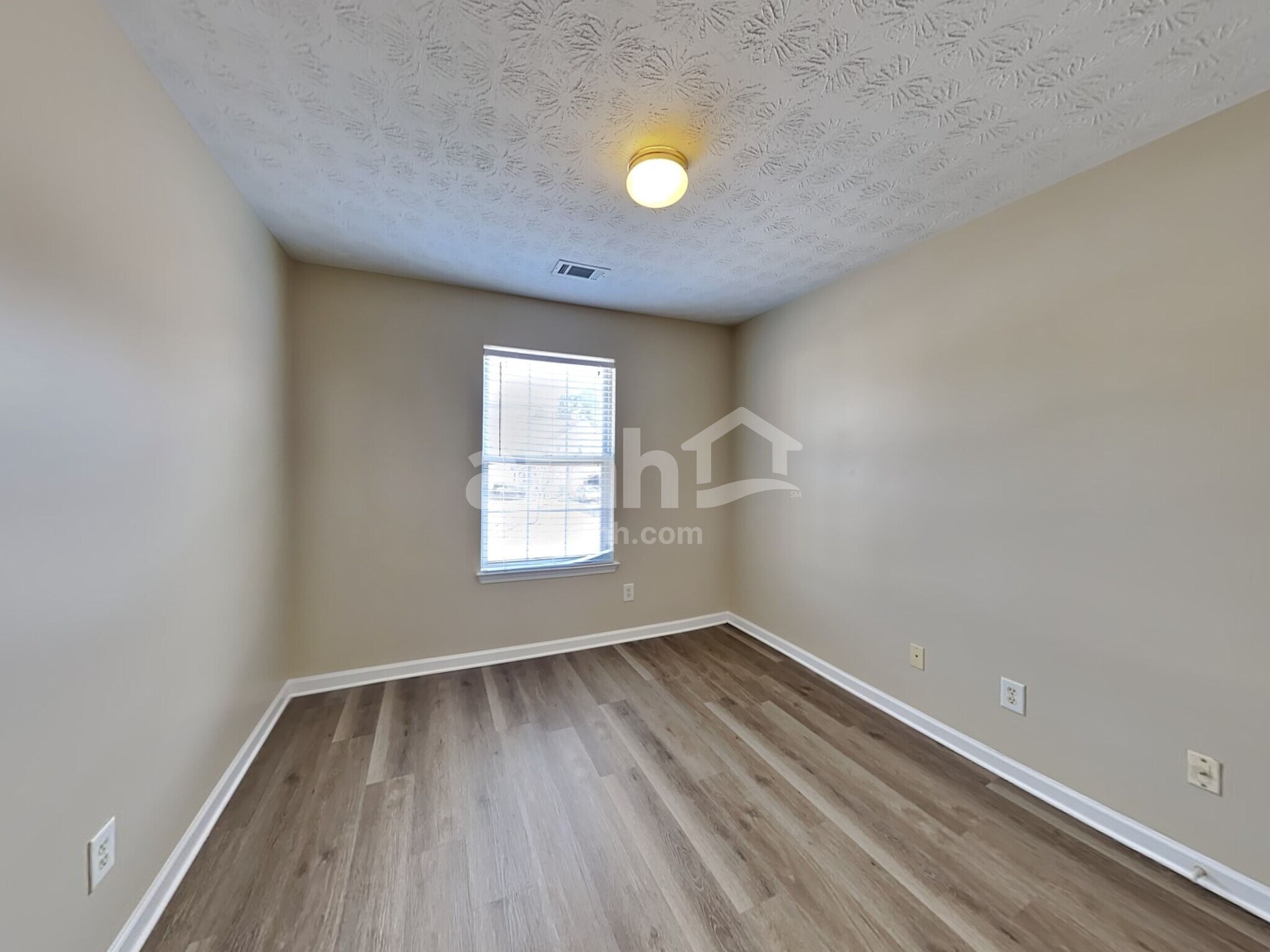 Building Photo - 2533 Plymouth Way