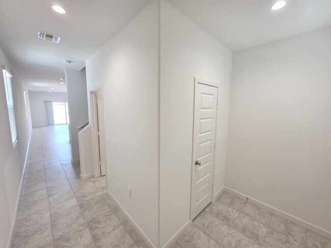 Building Photo - 2677 W Simone Ave