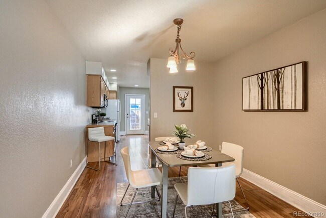 Building Photo - Fantastic 3 bed, 2.5 bath Townhome in Univ...