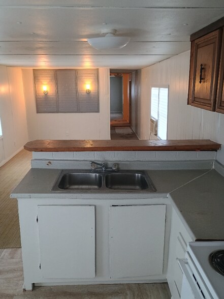 Building Photo - 129 SE Camelot Loop