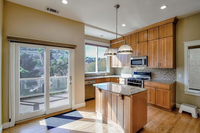 Building Photo - Fantastic, updated Noe Valley single famil...