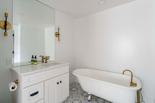 Building Photo - 18 NW 22nd Pl