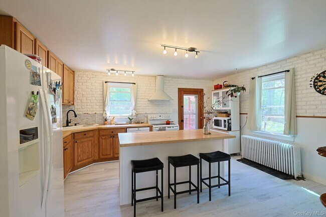 Building Photo - 1604 NY-9G