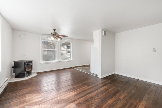 Building Photo - Central CDA rancher 2 bed 1 bath with 2 ca...