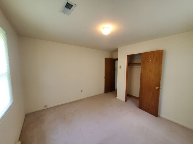 Building Photo - 800-802 Hillwell Rd