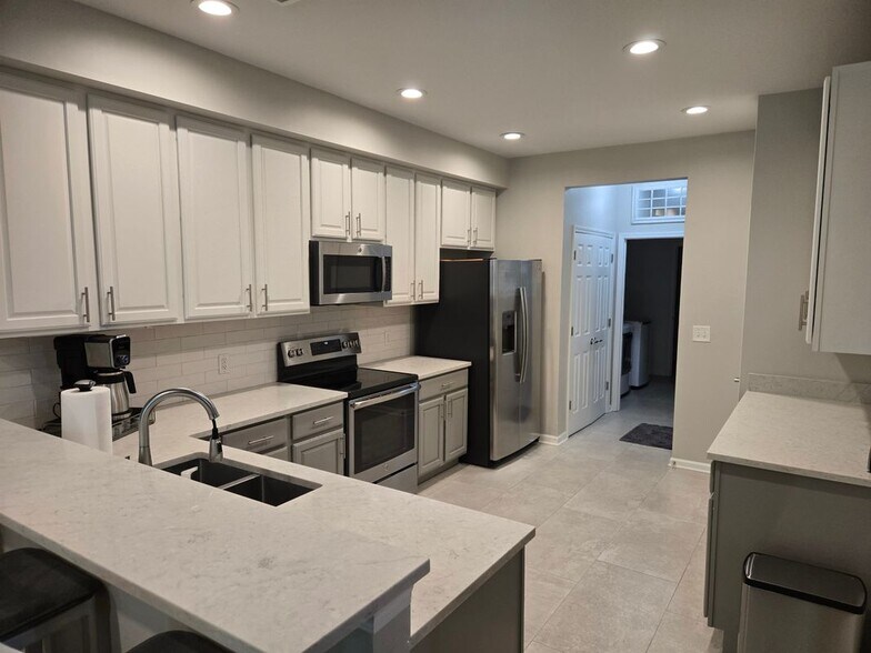 Building Photo - 809 Ledgestone Ct