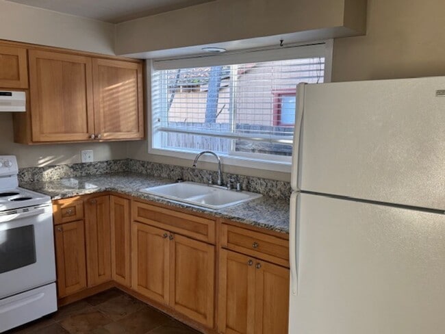 Building Photo - 524-526 MARIE