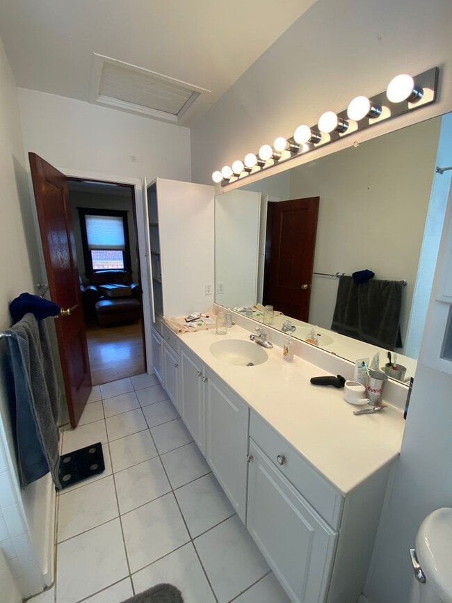 Building Photo - Aug 2025 - 4 Bedroom 2 Bathroom Wash Park ...