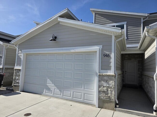 Building Photo - 946 W 600 S