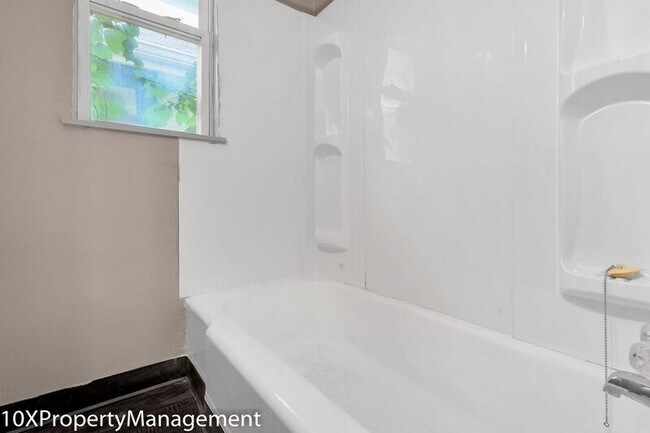 Building Photo - 498 N Champion Ave