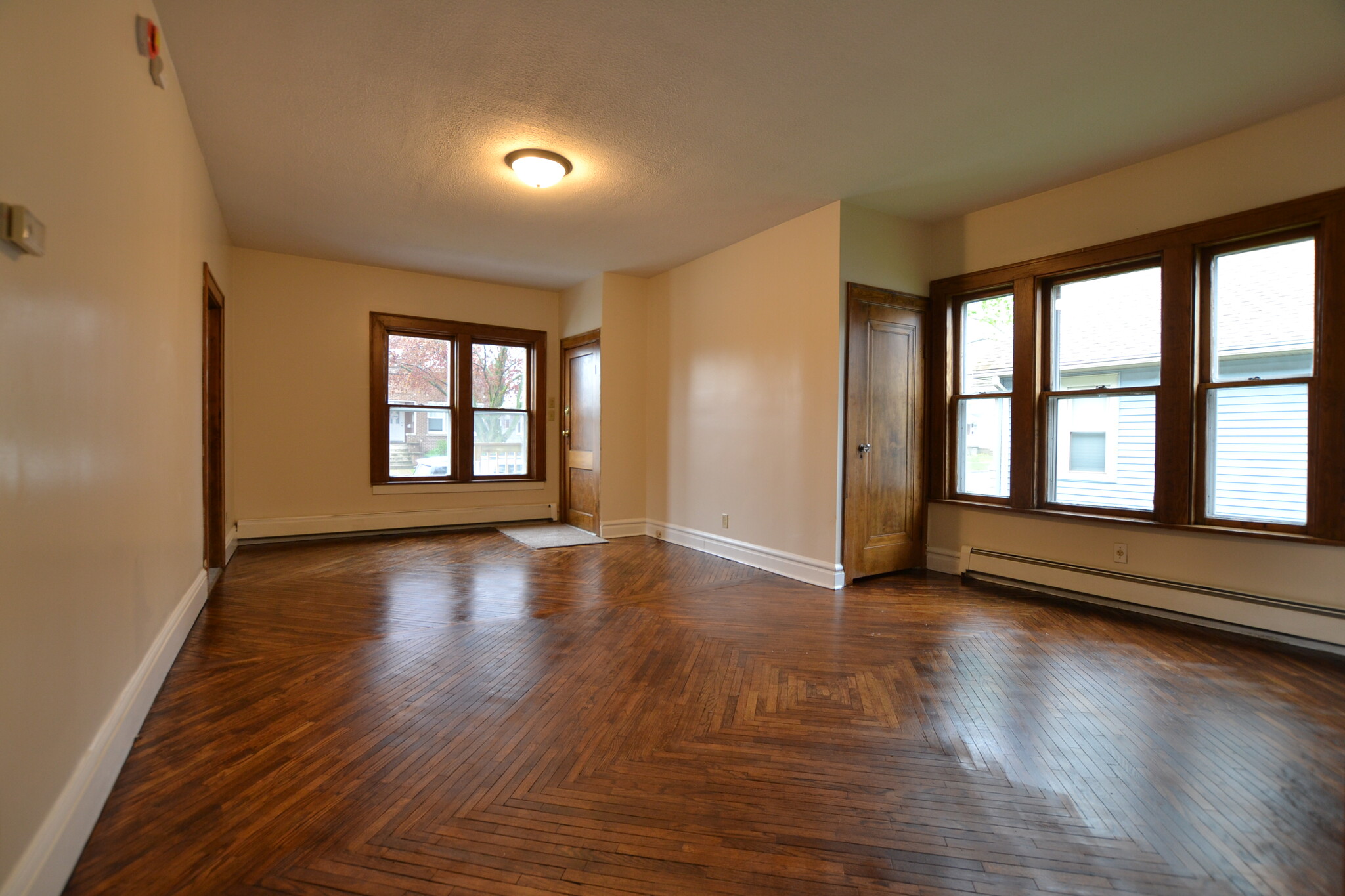 Building Photo - 527 Walsh Ave