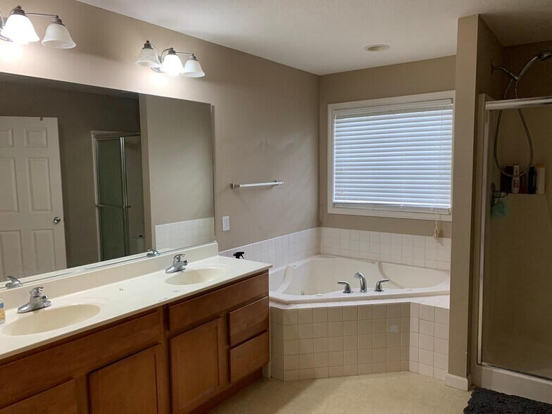 Building Photo - 11005 N Waterton