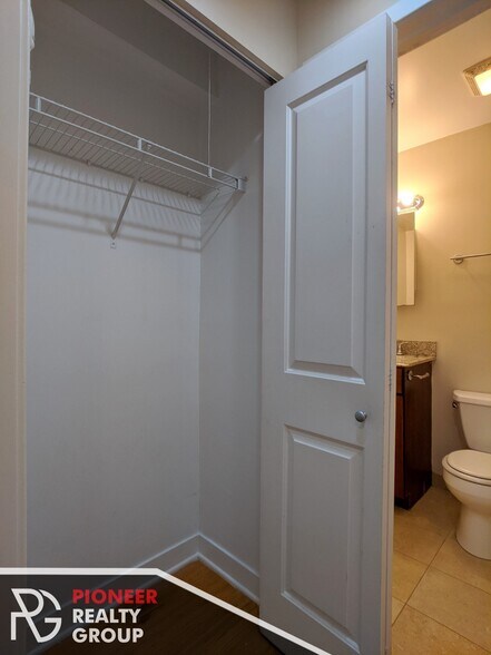 Building Photo - 643 W Wrightwood Ave