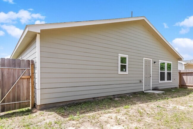 Building Photo - 15653 Del Norte Dr
