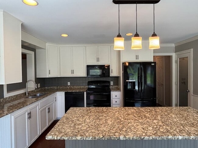 Building Photo - Available NOW! Gorgeous 3BR/2 BA Unit in Hastings!
