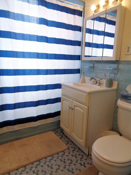 Building Photo - 39 Carlton St