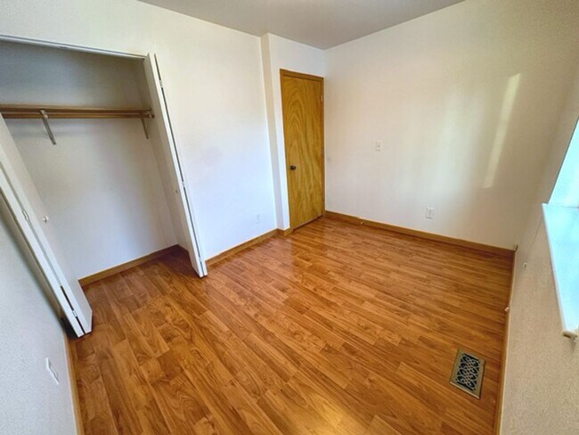 Building Photo - South Anchorage Home with Fenced in Yard & In Unit Laundry