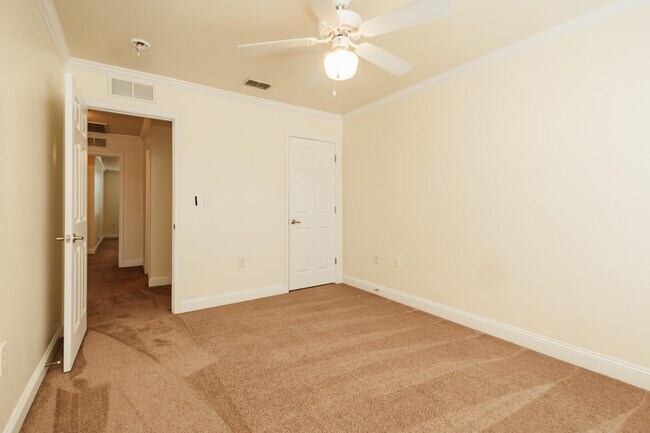 Building Photo - 748 Majestic Dr
