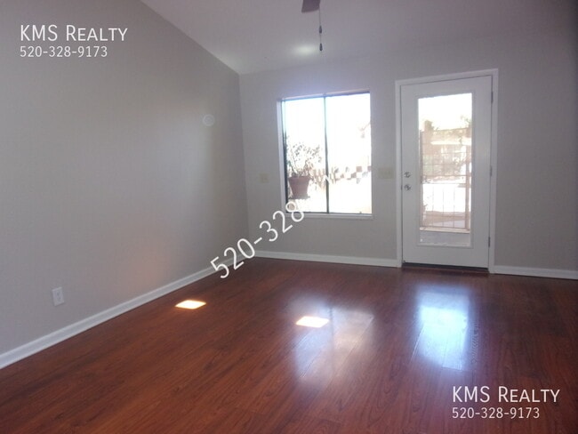 Building Photo - 3 Bedroom 2 Bath- 10048 E Desert Aire Driv...