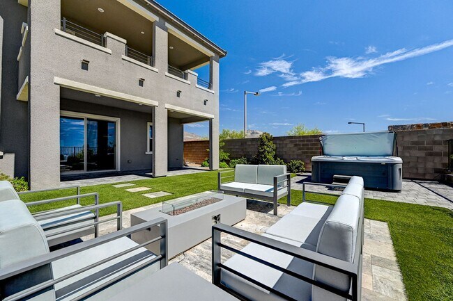 Building Photo - Stunning Fully Furnished 5-Bedroom Home in...